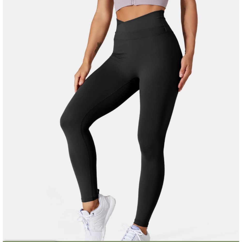 Halara In My Feels Cloudful Crossover Color Block Leggings. Size Medium